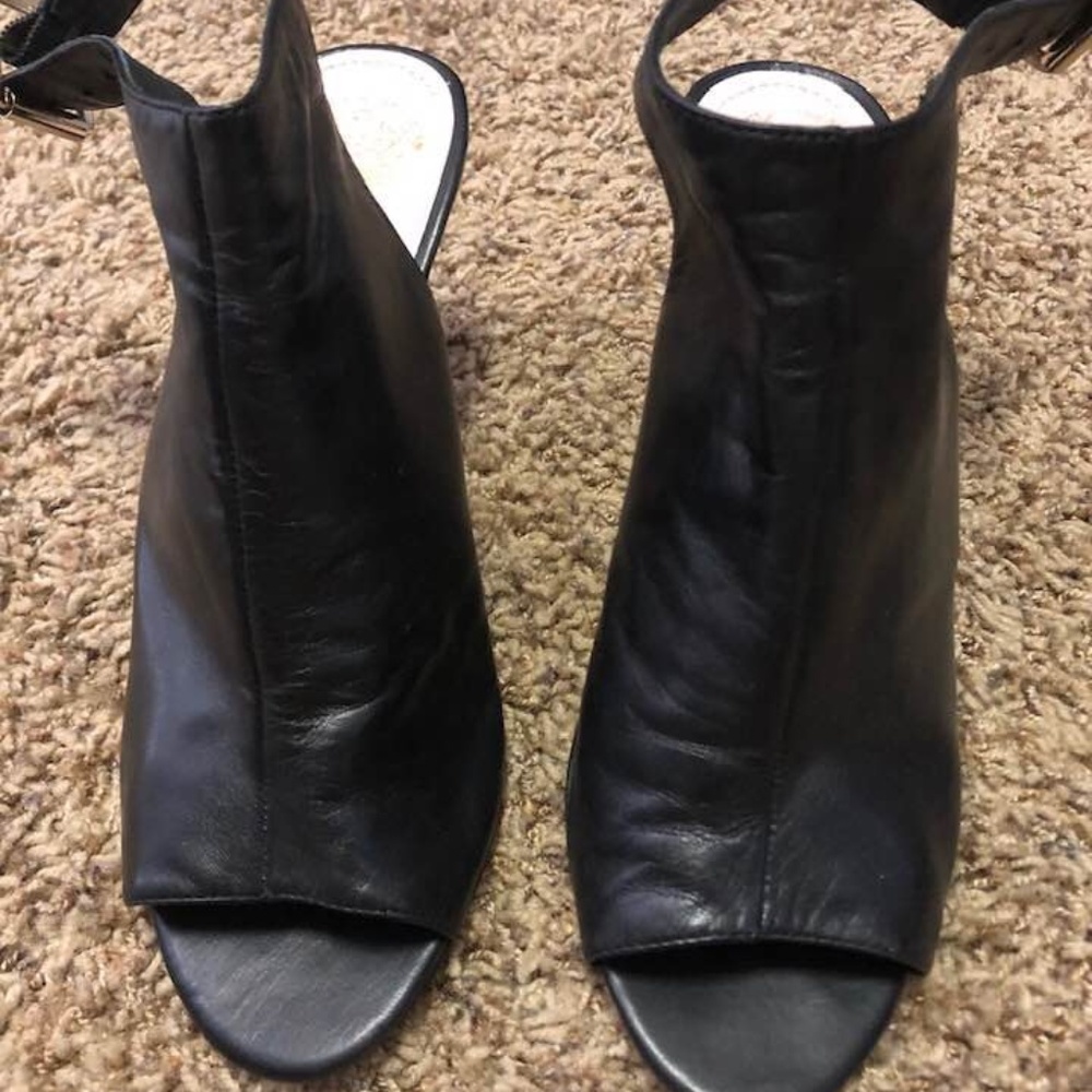 vince camuto size 8/12 peep toe shoe